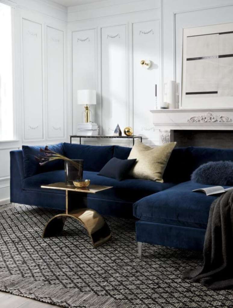 44. Sala moderna com sofá azul marinho – Foto Pinterest
