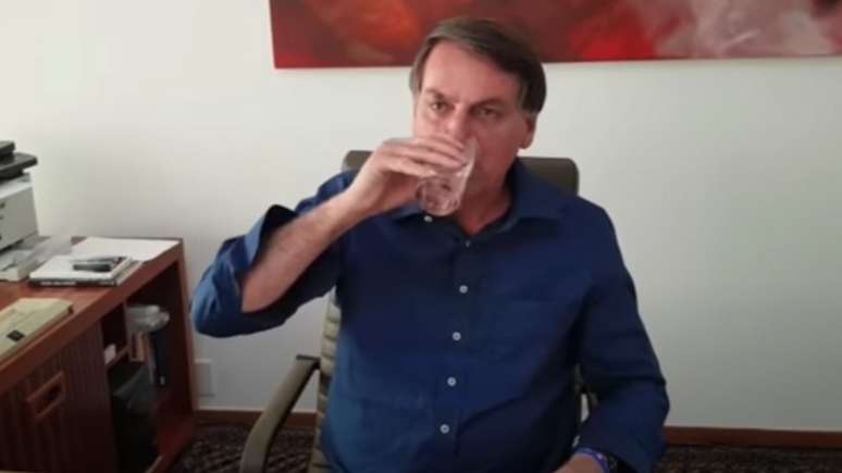 Quando teve covid-19, Bolsonaro gravou um vídeo que o mostrava tomando uma dose de hidroxicloroquina