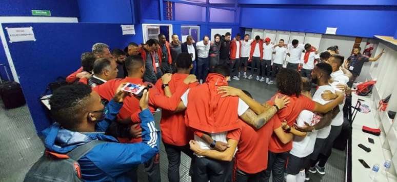 Elenco se reúne no vestiário do Estádio José Amalfitani, após vitória contra o Vélez (Foto: Reprodução / Twitter CRF)