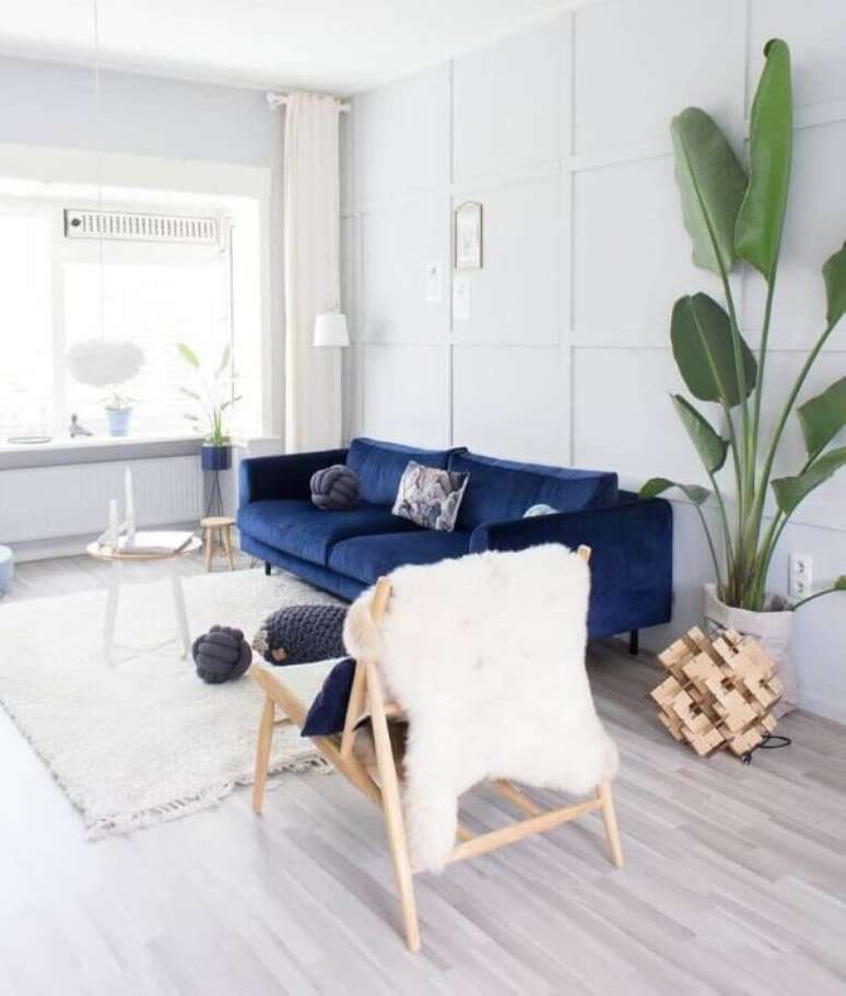 5. Sofá azul marinho na sala branca e clara – Foto Judith Sturmi Huls