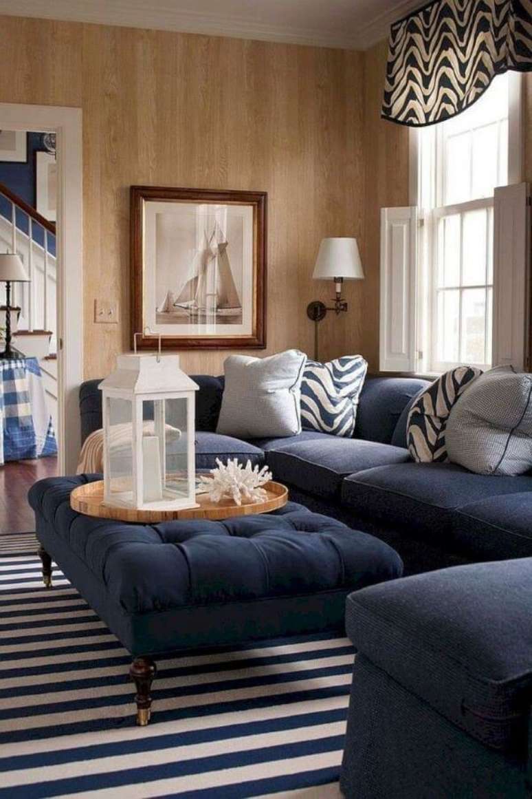32. Sala com sofá azul marinho e puff na mesma cor – Foto Pinterest