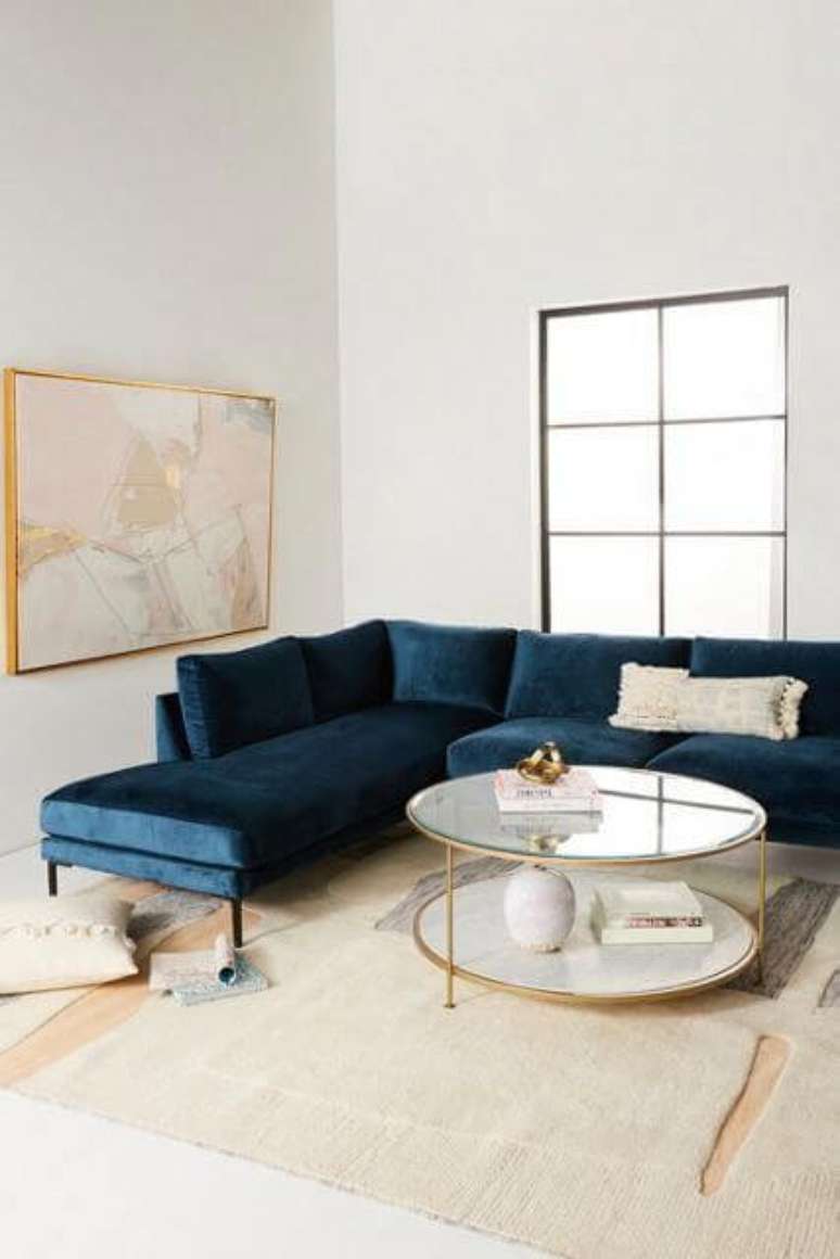 38. Sala minimalista e branca com sofá azul marinho de canto – Foto Pinterest