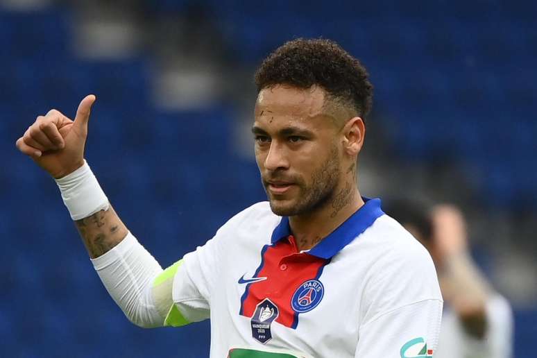 Neymar foi o capitão do PSG nesta quarta-feira (Foto: FRANCK FIFE / AFP)