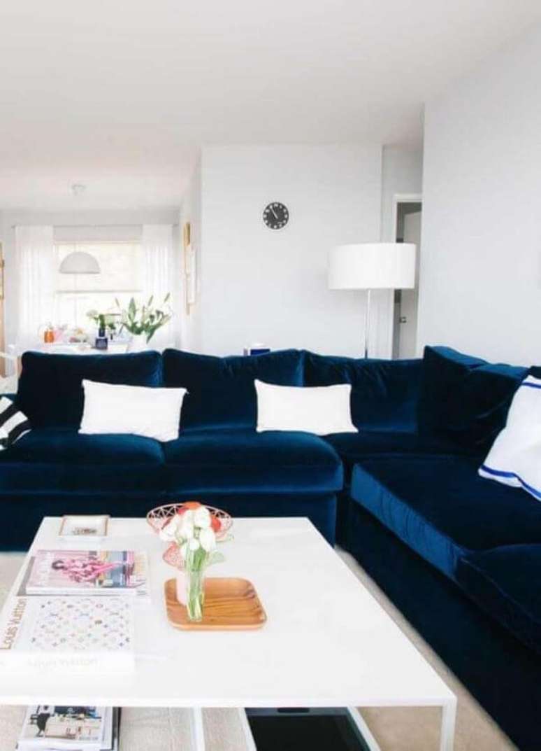 52. Sofá azul marinho em L com almofadas brancas – Foto Mauricio Gebara Arquitetura