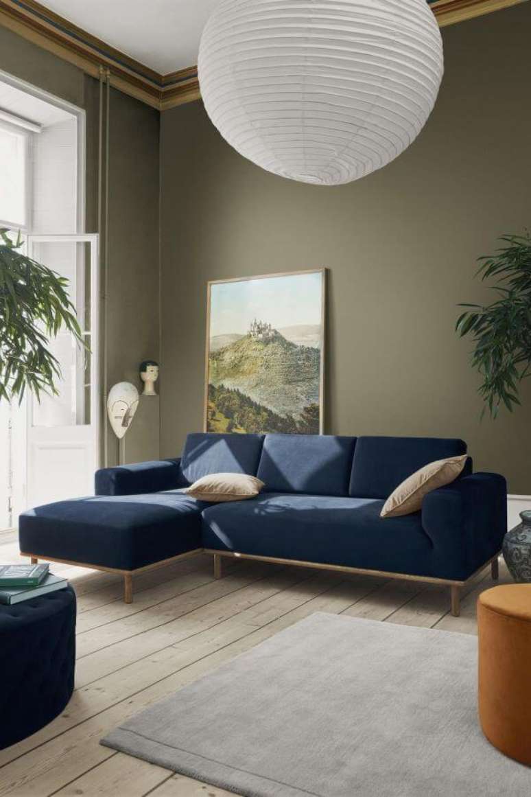 24. Sala chique com sofá azul marinho – Foto Pinterest