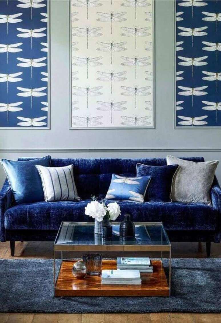 6. Sala azul com sofá azul marinho chique de veludo – Foto Desaboya