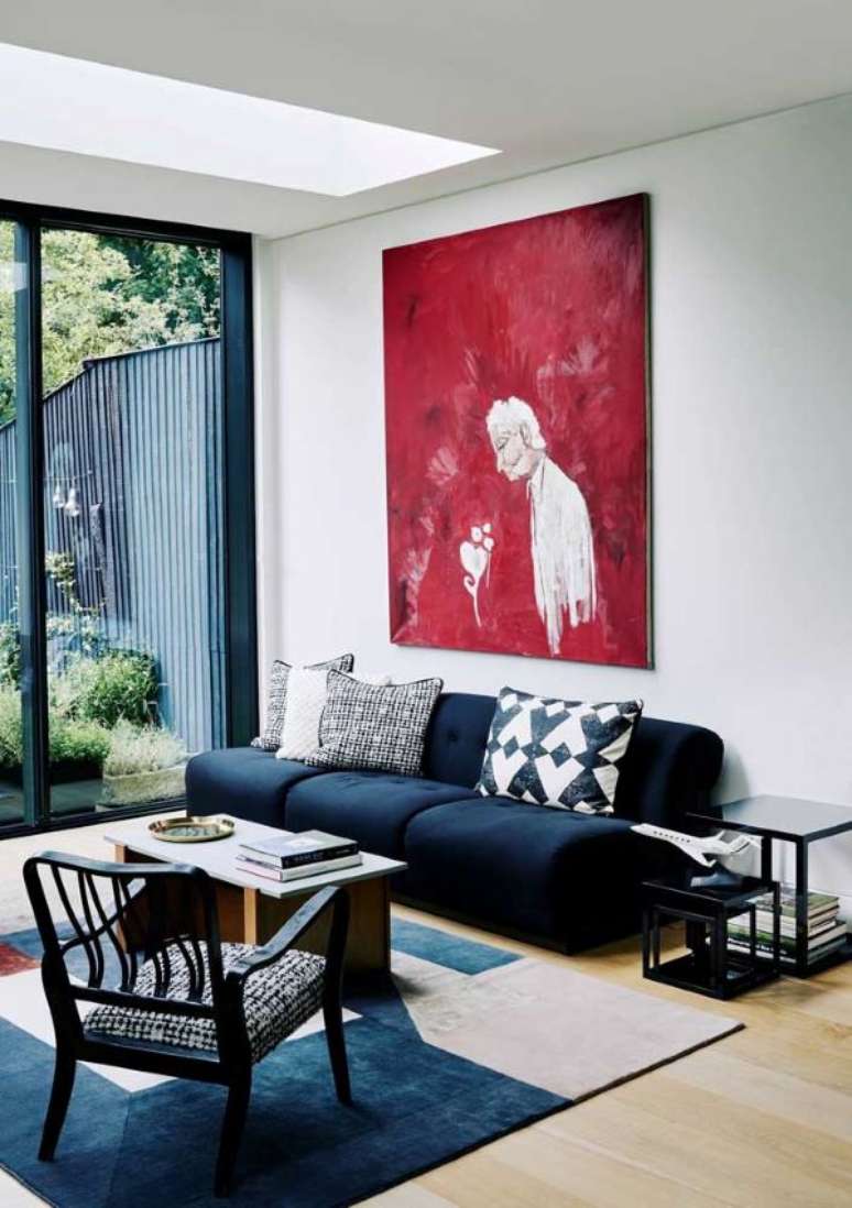 9. Sofá azul marinho na sala branca com quadro vermelho – Foto Pinterest