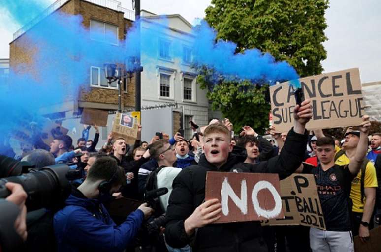 Torcedores protestam contra a Superliga na Inglaterra (Foto: Adrian DENNIS / AFP)