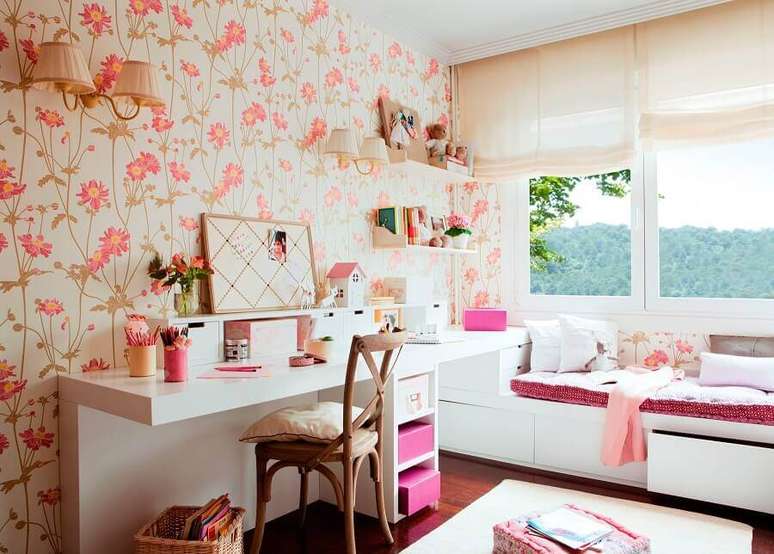 54. Papel de parede para quarto feminino floral decorado com penteadeira branca &ndash; Foto: El Mueble