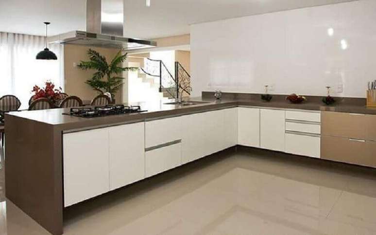 39. Decora&ccedil;&atilde;o de cozinha grande com balc&atilde;o de canto &ndash; Foto: Pinterest