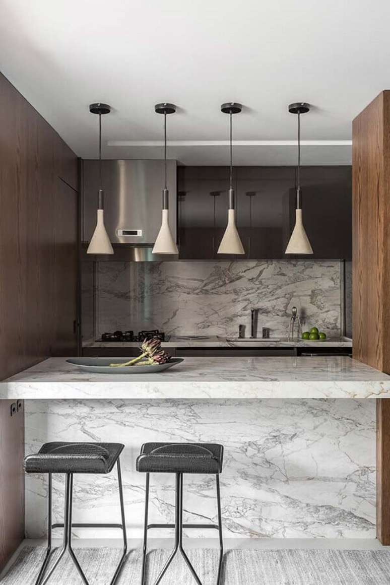 51. Decoração moderna para cozinha com balcão de mármore – Foto: BST Arquitetura