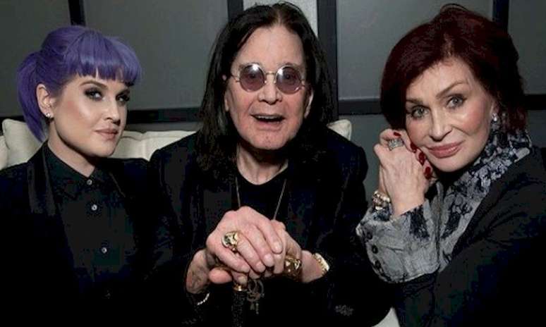 Kelly, com os pais |