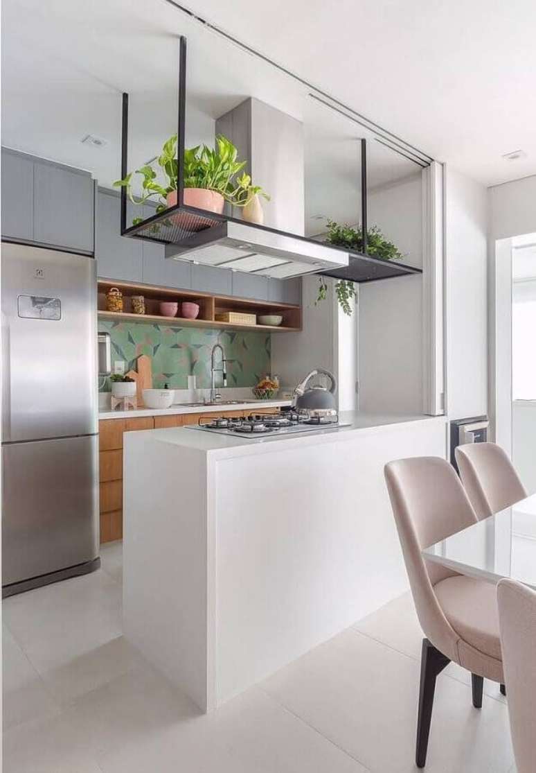 16. Decoração clean para cozinha planejada com balcão com cooktop – Foto: Duda Senna