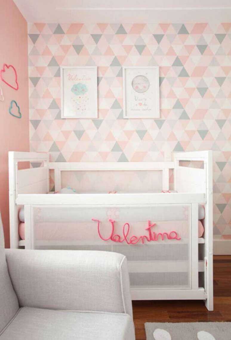 8. Papel de parede para quarto de beb&ecirc; feminino branco e rosa com decora&ccedil;&atilde;o moderna &ndash; Foto: Pinterest
