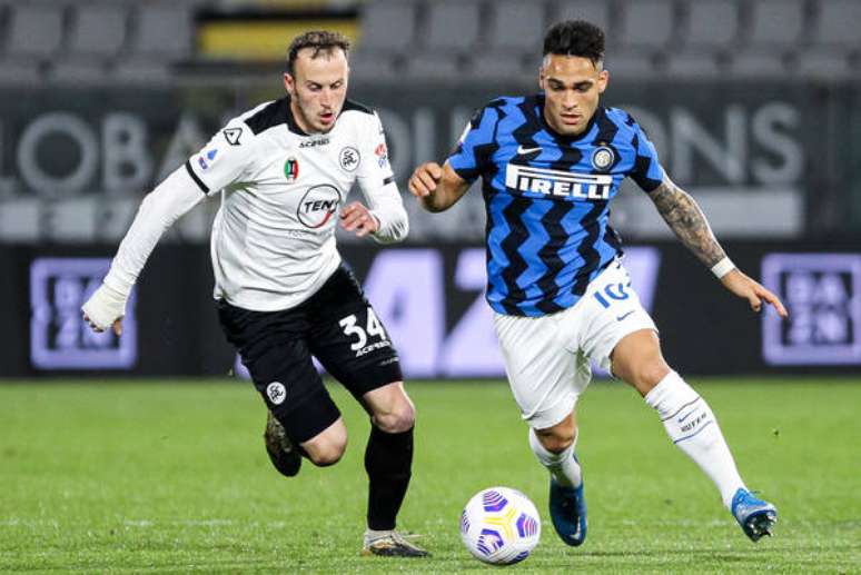 Ismajli e Lautaro disputando a posse de bola no jogo entre Spezia e Inter