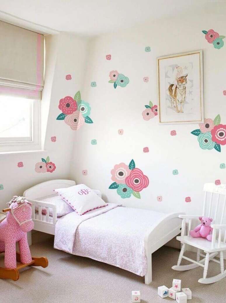60. Quarto feminino infantil simples decorado com papel de parede floral &ndash; Foto: DecoRelated