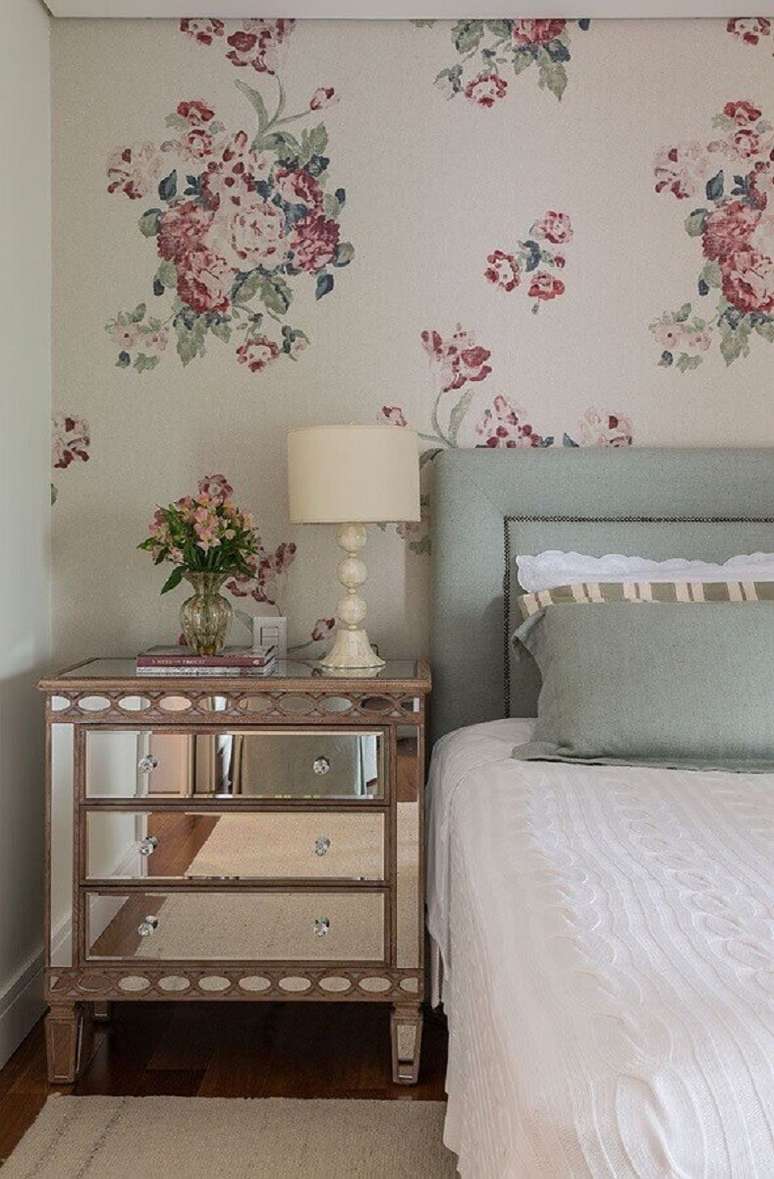 3. Decora&ccedil;&atilde;o com criado mudo espelhado e papel de parede para quarto feminino floral &ndash; Foto: Pinterest