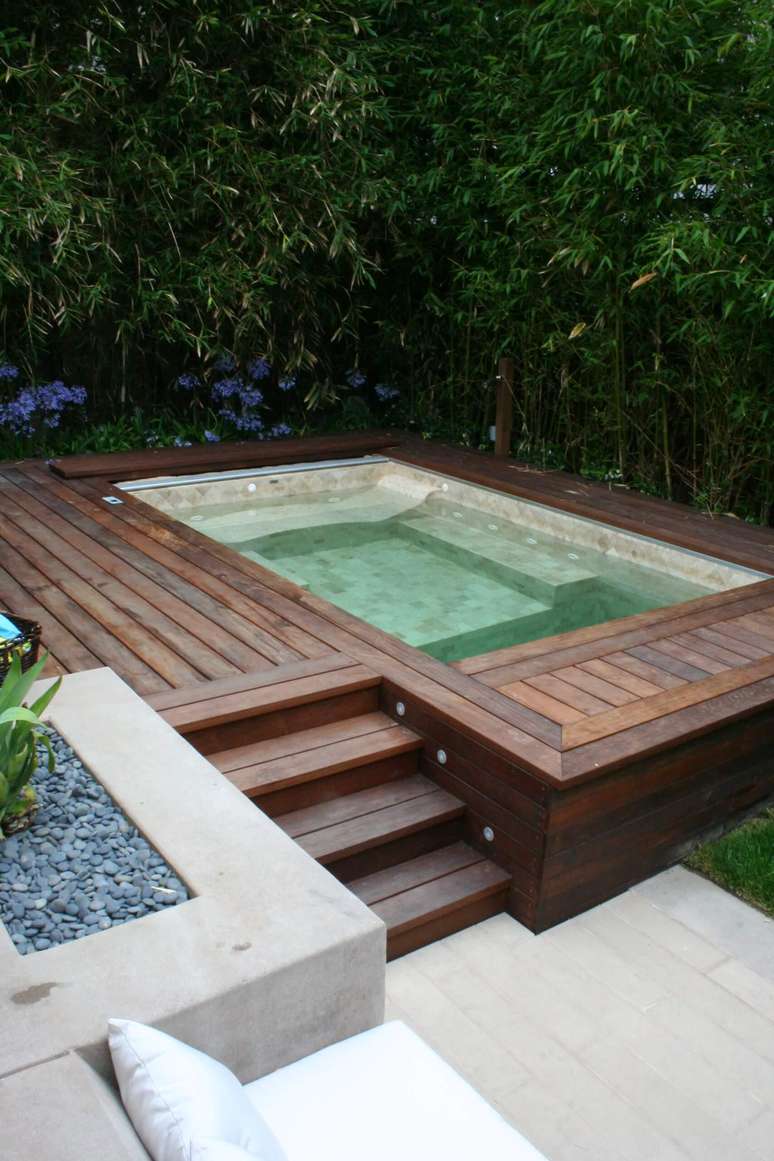 44. Piscina elevada retangular no jardim moderno – Foto Pinterest