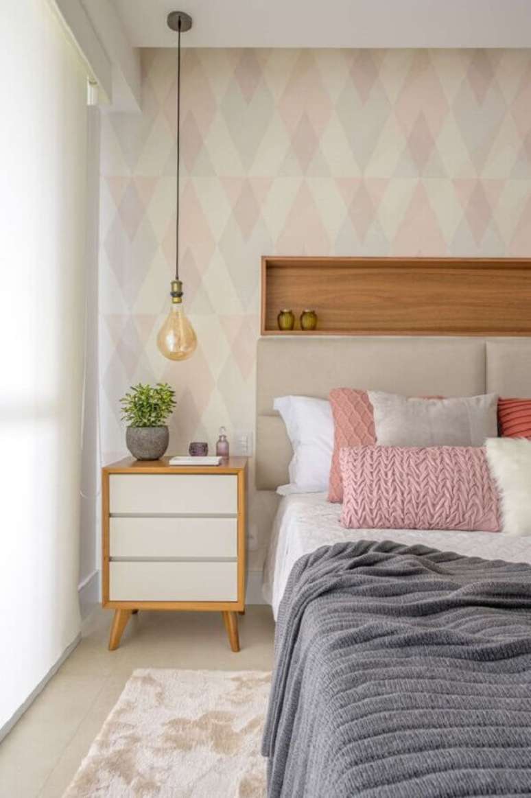 31. Papel de parede para quarto feminino decorado em cores claras com nicho de madeira embutido &ndash; Foto: Muito Mais Arquietura