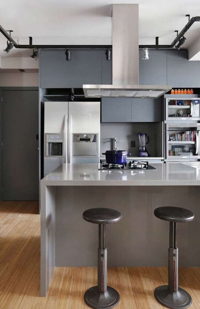 47. Decoração em tons de cinza para cozinha com balcão para cooktop – Foto: Mandril Arquitetura