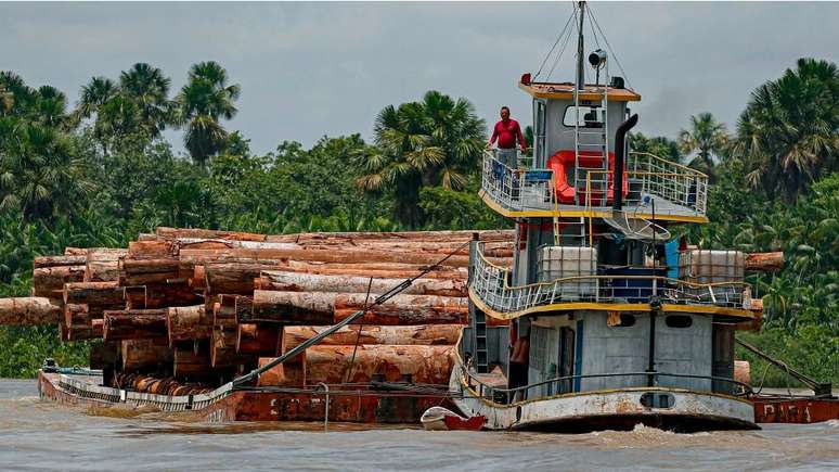 Embarcação transporta madeira ao longo do rio Murutipucu, no município de Igarapé-Miri, no nordeste do Pará, Brasil, em 18 de setembro de 2020.