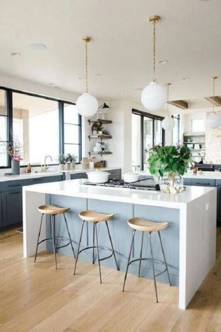 60. Pendente branco redondo para decoração de cozinha com balcão no meio – Foto: McGee & Co.