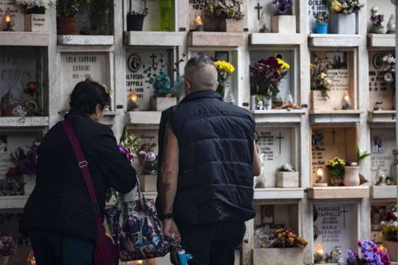 Cemitério estão sobrecarregados devido ao aumento no número de mortes