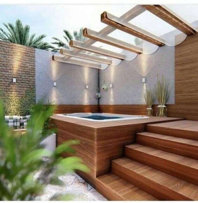 13. Piscina elevada com pergolado de vidro e deck – Foto Pinterest