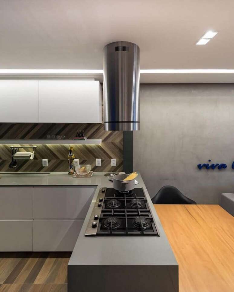 33. Decoração moderna de cozinha com balcão em L planejada com cooktop – Foto: Arquitetando Ideias