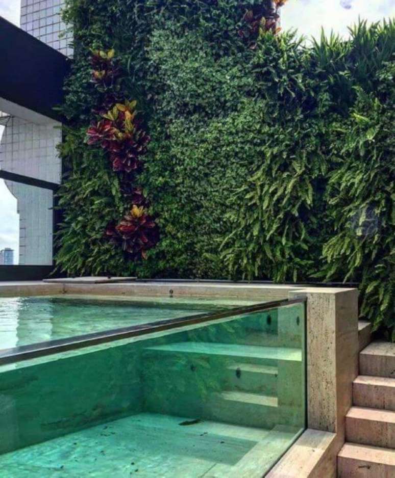 45. Piscina elevada de vidro com decoração de jardim vertical – Foto Pinterest