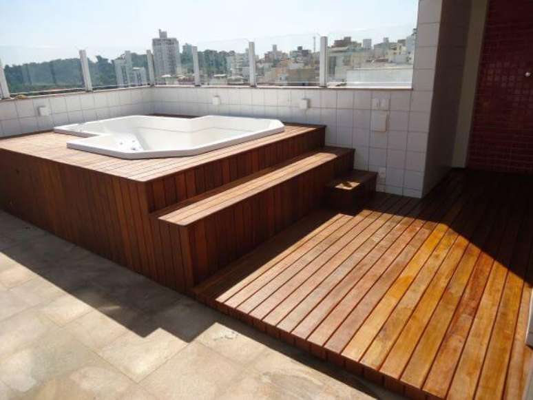 61. Piscina com deck de madeira – Foto Decks de madeira BH