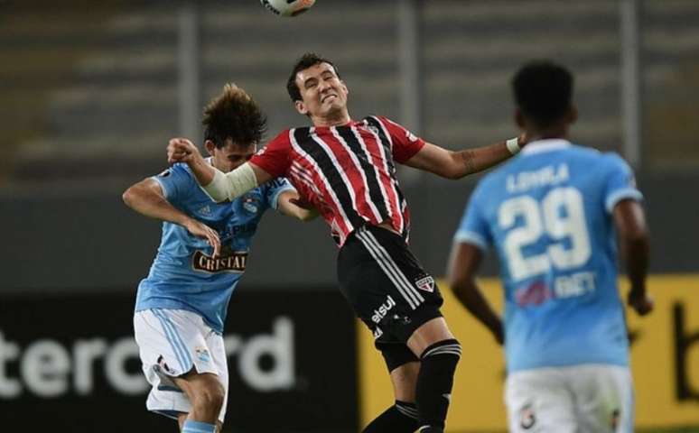 Pablo sentiu dores nas costas após o jogo contra o Sporting Cristal, pela Libertadoes (Foto: Staff Images / CONMEBOL)