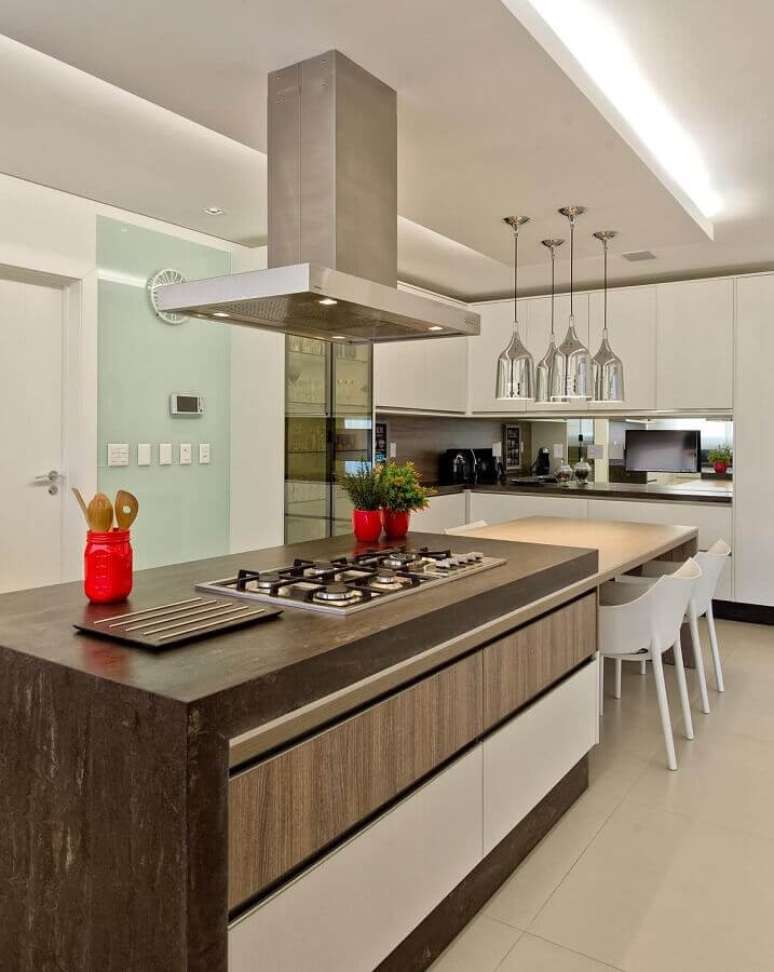 25. Decoração moderna em cozinha com balcão para cooktop planejado com mesa de madeira – Foto: Espaço do Traço