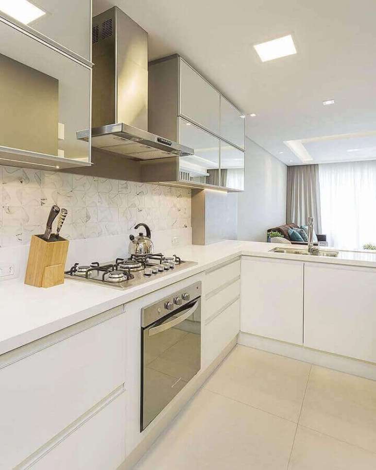 5. Decoração clean para cozinha branca com balcão em L – Foto: Juliana Agner Arquitetura