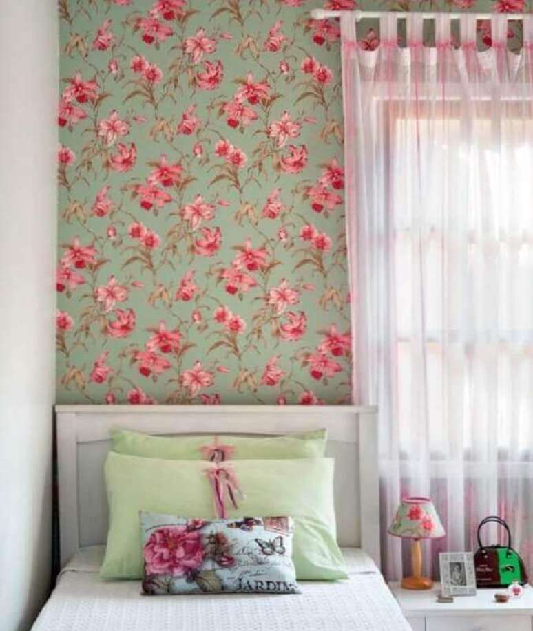 14. Decora&ccedil;&atilde;o simples com cama branca e papel de parede para quarto feminino floral &ndash; Foto: Simples Decora&ccedil;&atilde;o