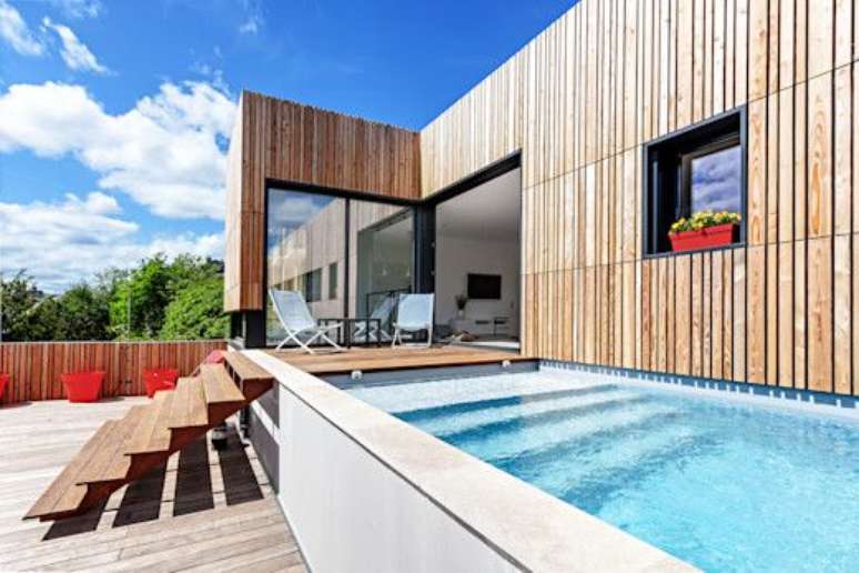 46. Piscina elevada com revestimento de madeira – Foto Pinterest