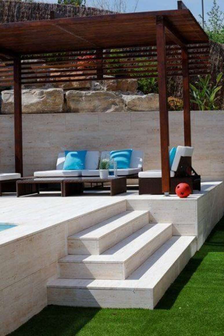 31. Piscina elevada no jardim com pergolado de madeira – Foto Ideas Construcción Piscinas