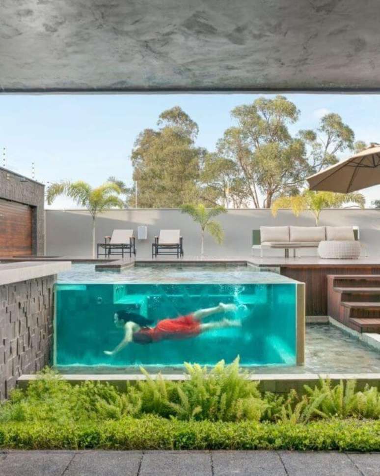 7. Piscina elevada de vidro – Foto Prepona Info
