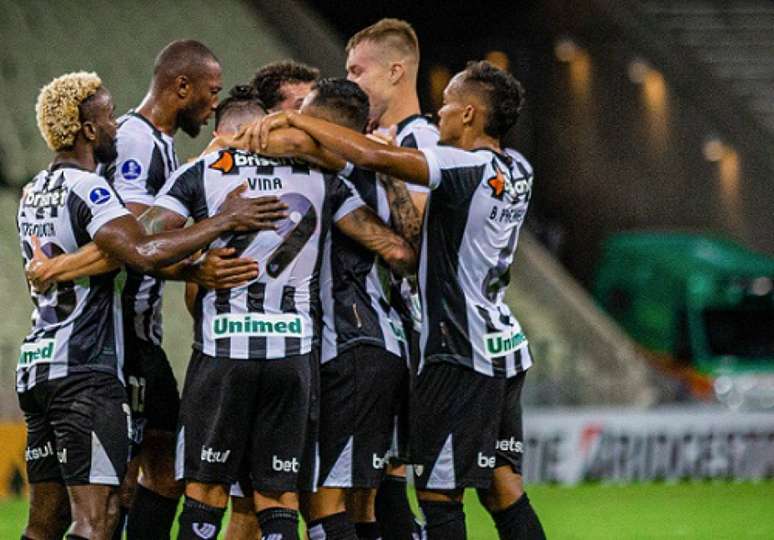 Jogadores do Vozão comemoram um dos gols na partida (Foto: Fausto Filho / Ceará SC)