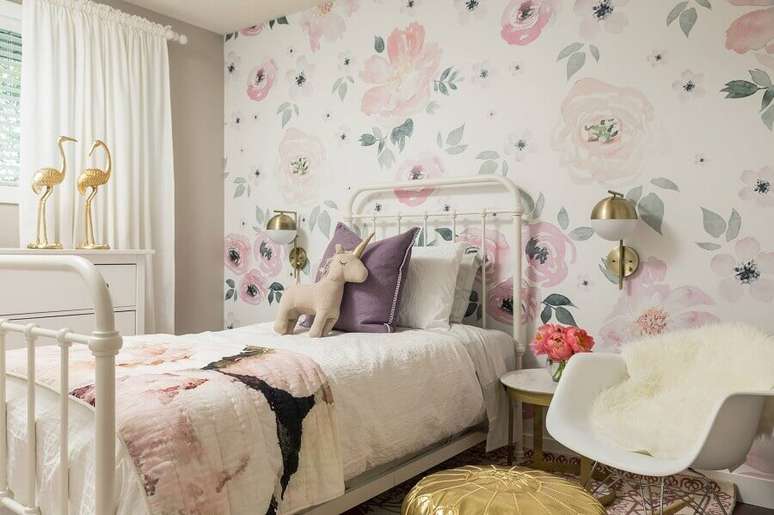 45. Papel de parede floral para decora&ccedil;&atilde;o de quarto infantil feminino com cadeira de balan&ccedil;o &ndash; Foto: TopDizz