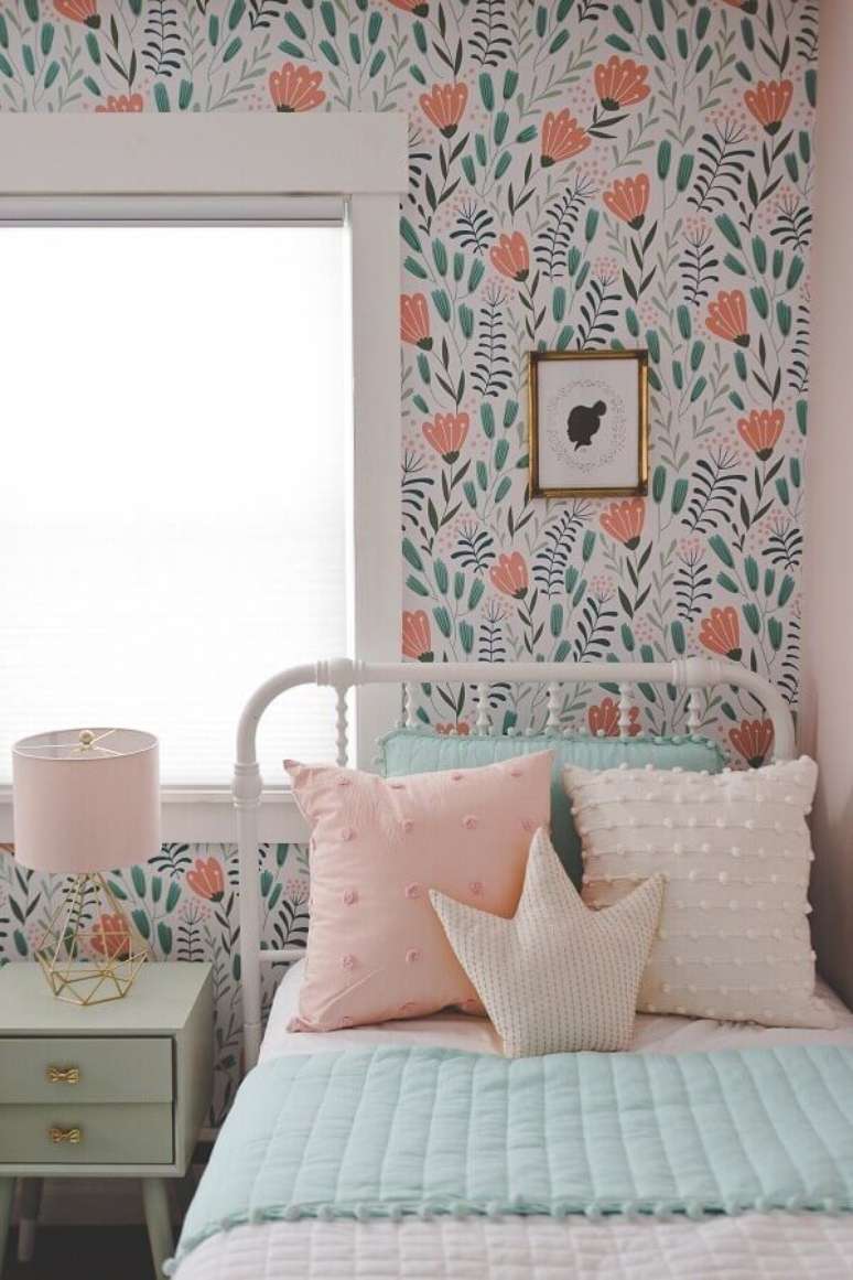 16. Decora&ccedil;&atilde;o com cama de ferro branca e papel de parede para quarto feminino floral &ndash; Foto: Etsy