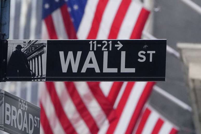 Wall St abre estável com balanços e dados de auxílio-desemprego. REUTERS/Carlo Allegri