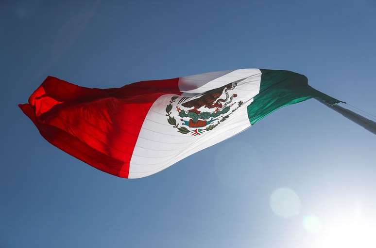 Bandeira mexicana em evento do Dia Nacional da Bandeira no Estado de Guerrero, México
24/02/2021 REUTERS/Henry Romero
