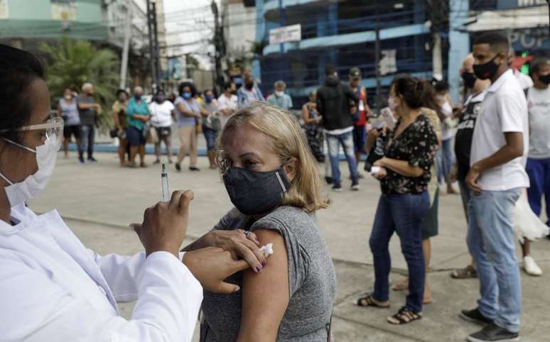 Mulher é vacinada contra Covid-19 em Duque de Caxias, RJ
21/04/2021
REUTERS/Ricardo Moraes
