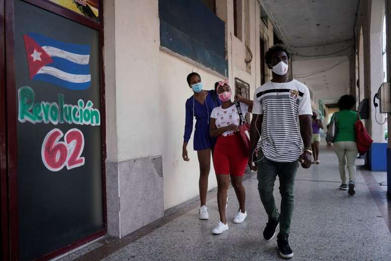 Cubanos caminham em Havana durante pandemia
 16/4/2021   REUTERS/Alexandre Meneghini