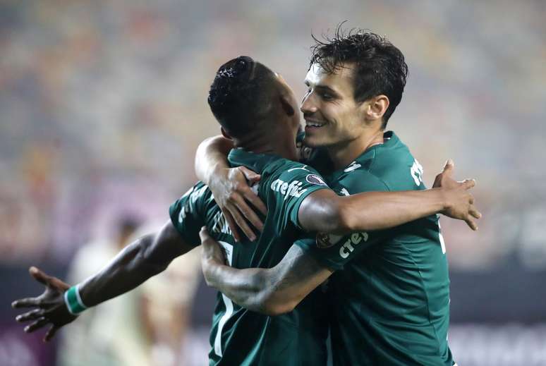 Raphael Veiga do Palmeiras comemora o segundo gol
