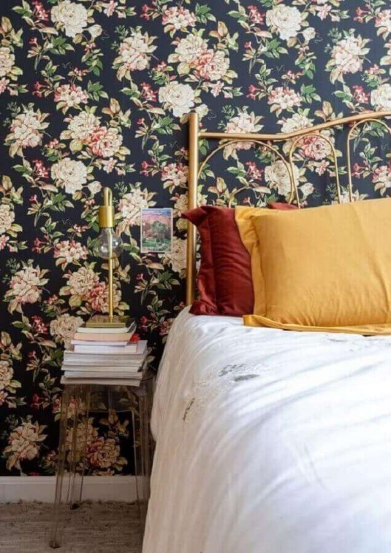 43. Modelo de papel de parede para quarto feminino floral com fundo escuro &ndash; Foto: Leila Veigas