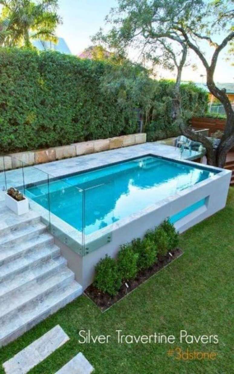 47. Casa pequena com piscina elevada – Foto Silver Travertine Powers