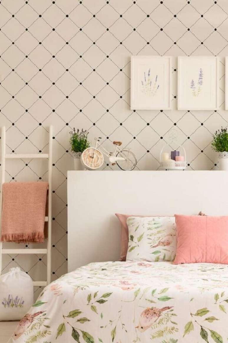 28. Decora&ccedil;&atilde;o delicada com papel de parede para quarto feminino branco com detalhes em cor de rosa &ndash; Foto: Arkpad