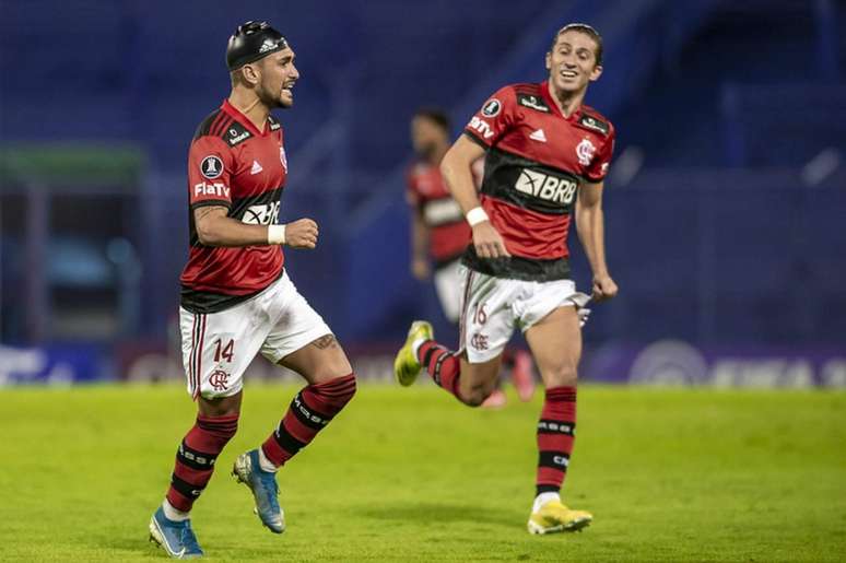 Arrascaeta (esquerda) e Filipe Luís (direita) comemoram gol do uruguaio que deu a vitória ao Flamengo contra o Vélez Sarsfield (ARG) na estreia da Libertadores 2021 (Foto: Marcelo Cortes/Flamengo)